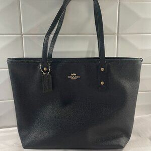 Coach black Gallery tote bag with zip closure.